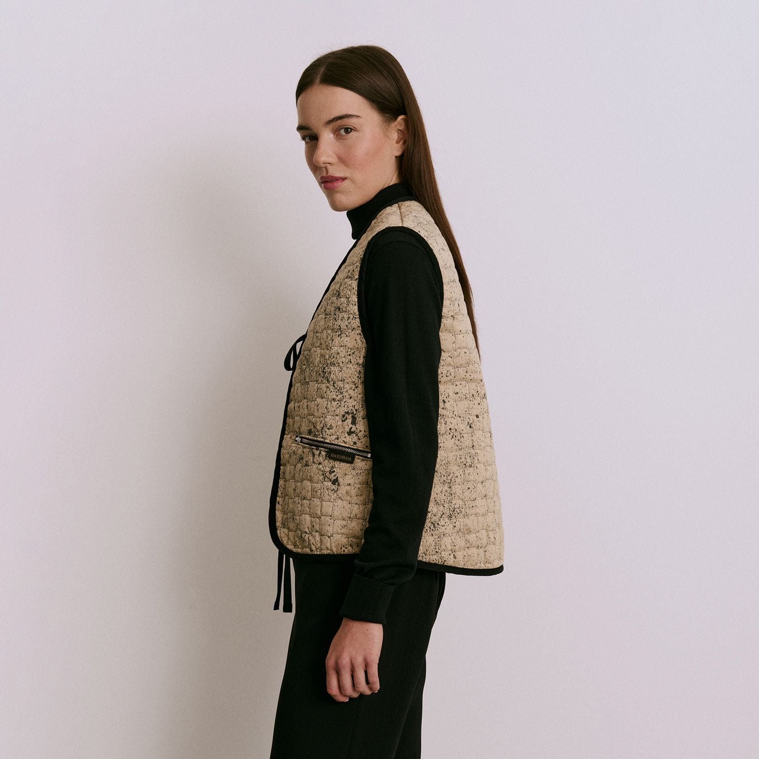 LAVENHAM（ラベンハム）｜Black Edition Coffee Dyed Front Bow Gilet