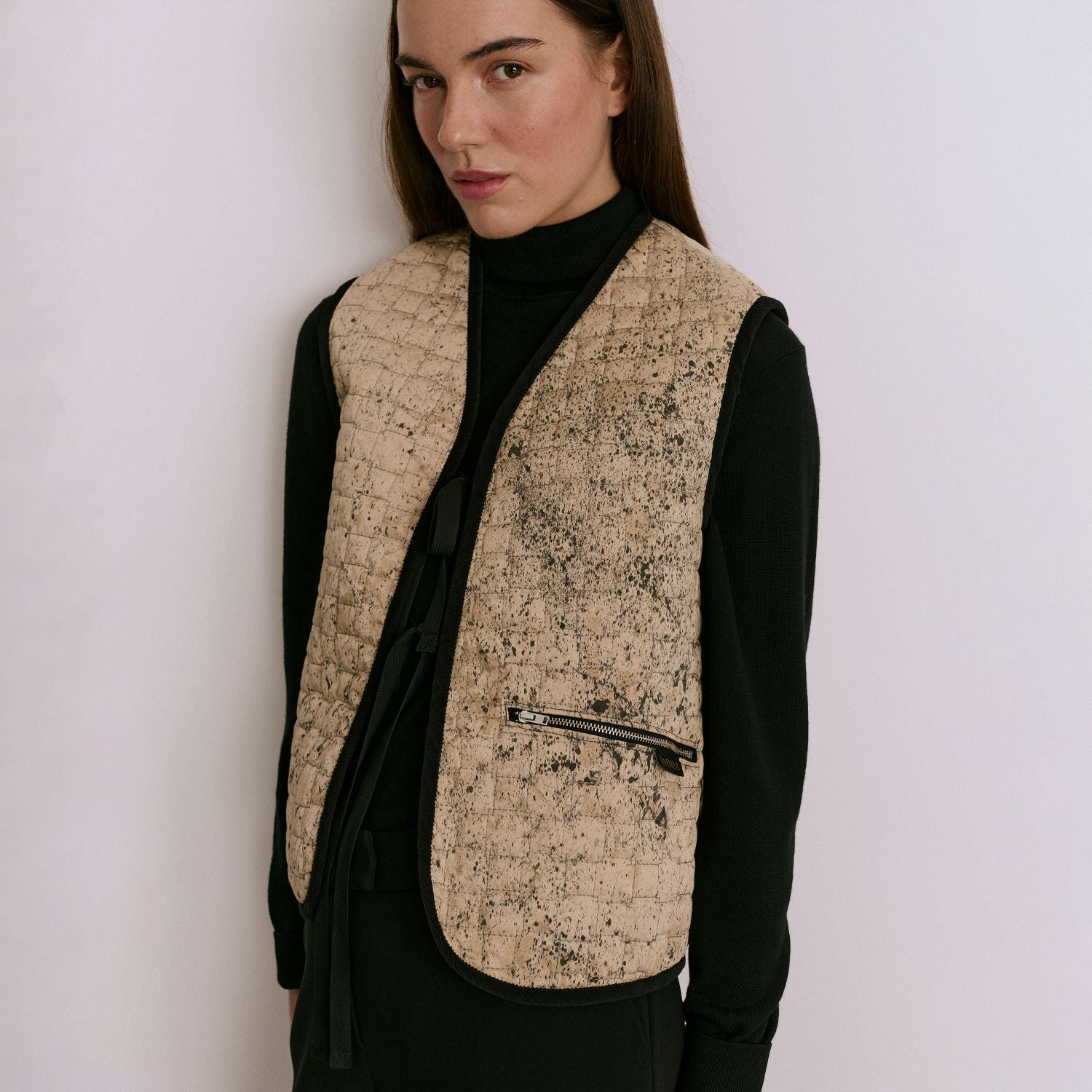 LAVENHAM（ラベンハム）｜Black Edition Coffee Dyed Front Bow Gilet