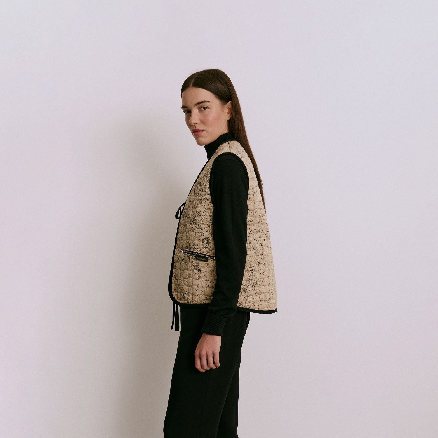 LAVENHAM（ラベンハム）｜Black Edition Coffee Dyed Front Bow Gilet